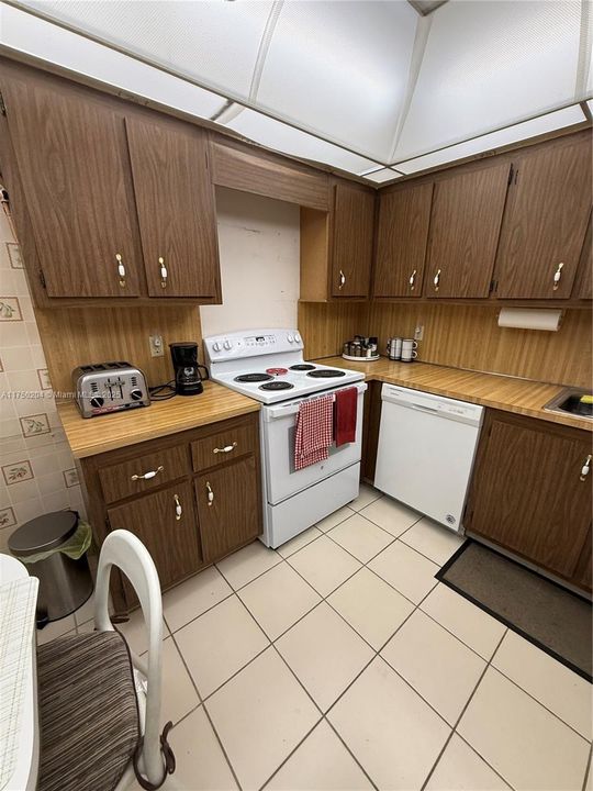 For Sale: $350,000 (2 beds, 2 baths, 1235 Square Feet)