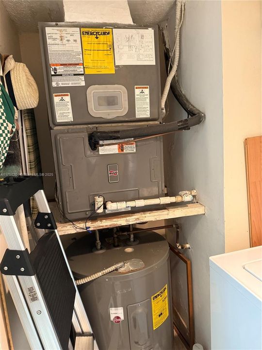 For Sale: $350,000 (2 beds, 2 baths, 1235 Square Feet)