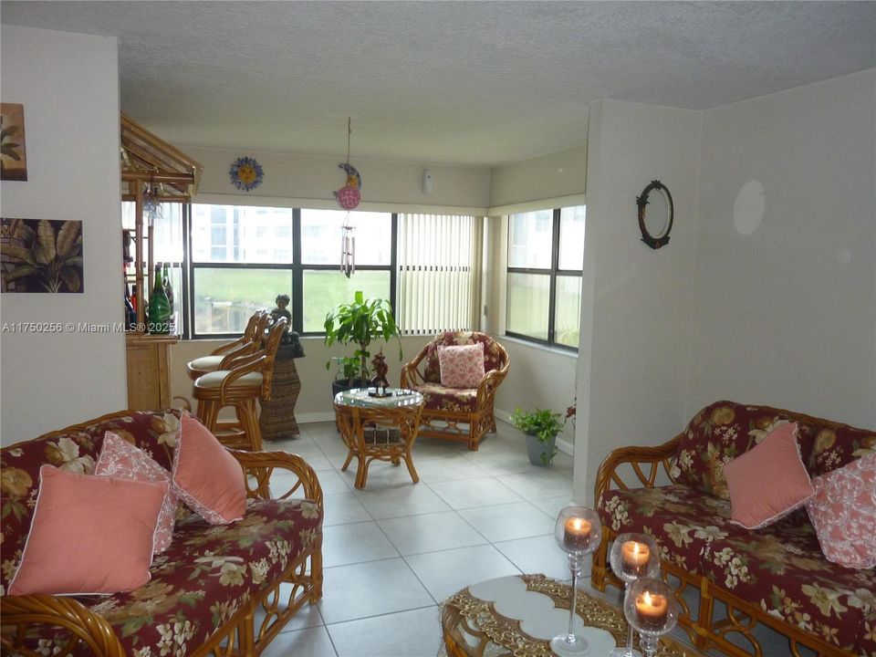 Active With Contract: $80,000 (1 beds, 1 baths, 860 Square Feet)