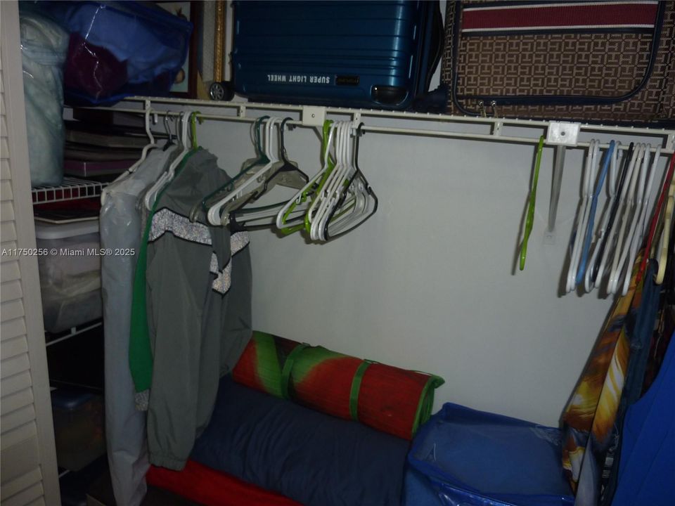 Active With Contract: $80,000 (1 beds, 1 baths, 860 Square Feet)