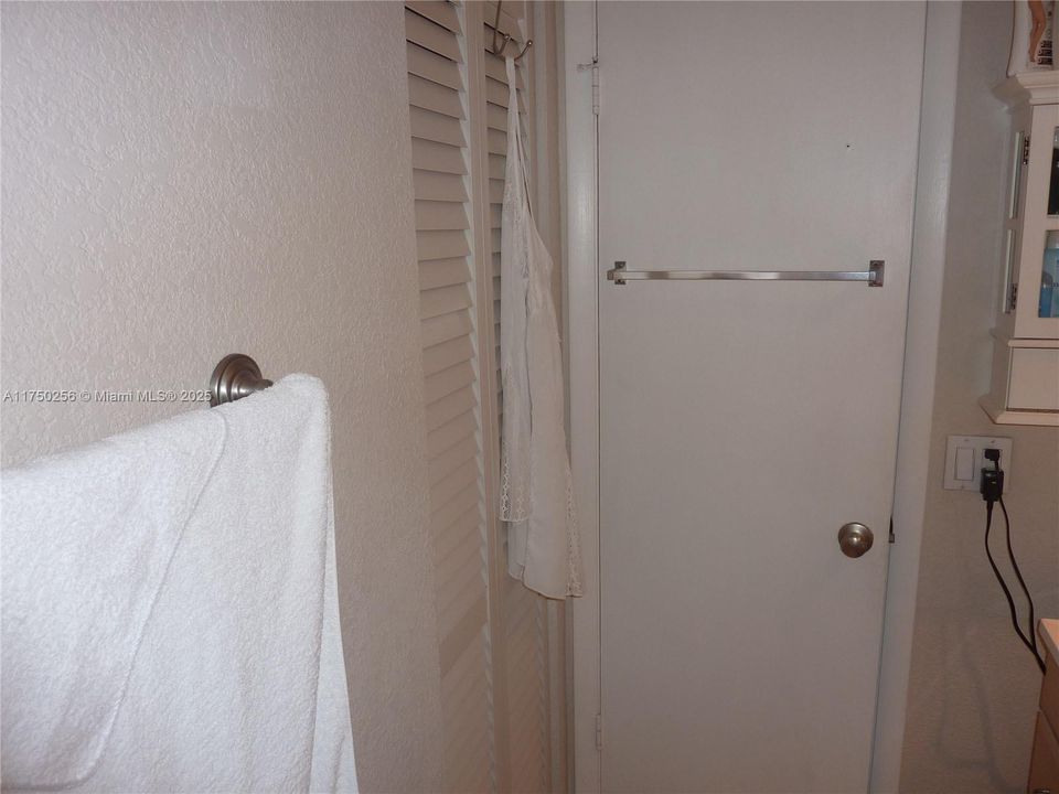 Active With Contract: $80,000 (1 beds, 1 baths, 860 Square Feet)