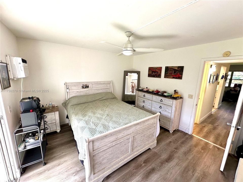 Active With Contract: $98,000 (1 beds, 1 baths, 685 Square Feet)