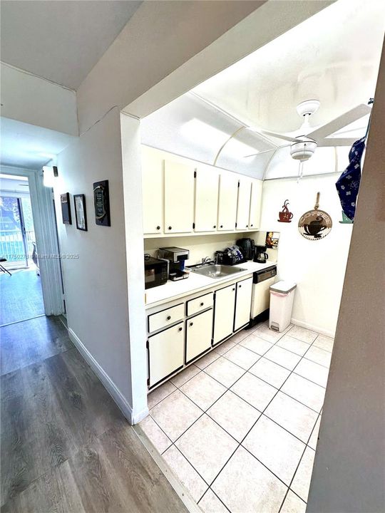 Active With Contract: $98,000 (1 beds, 1 baths, 685 Square Feet)