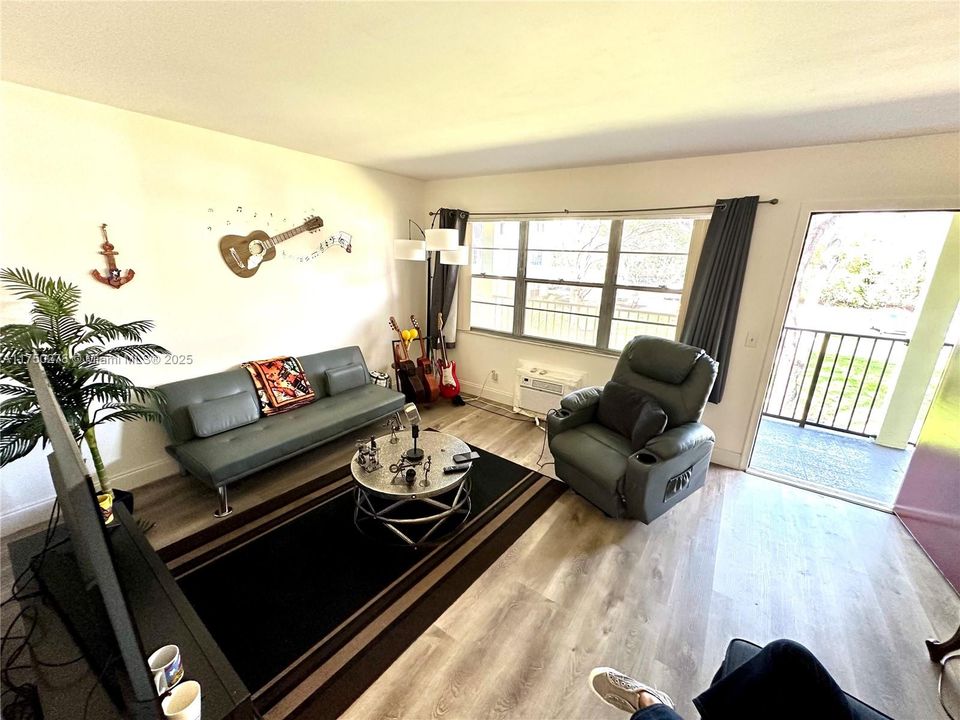 Active With Contract: $98,000 (1 beds, 1 baths, 685 Square Feet)