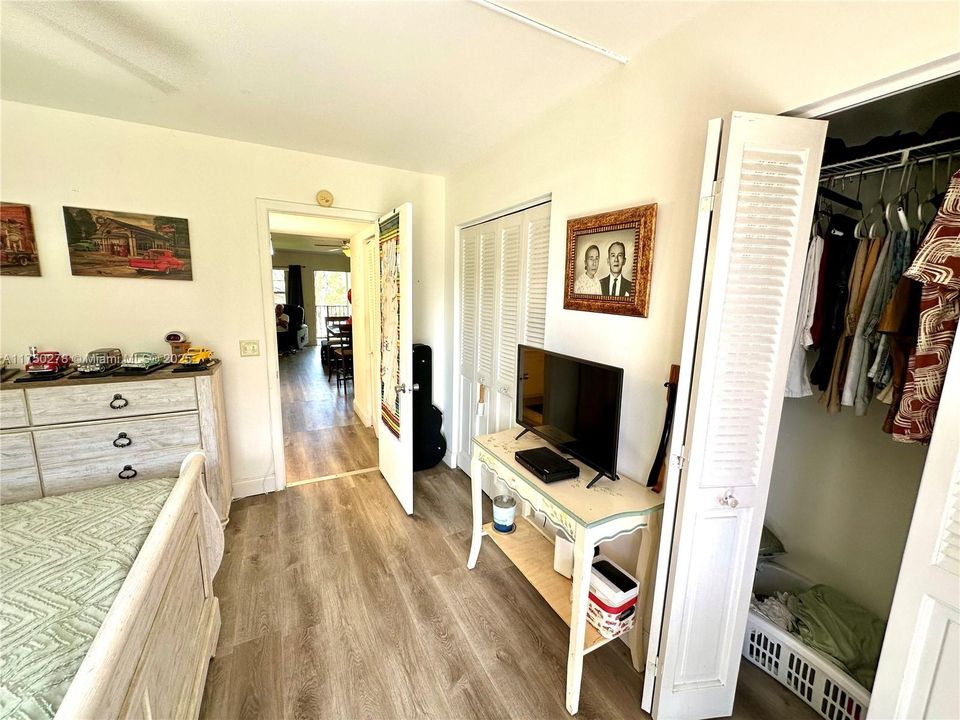Active With Contract: $98,000 (1 beds, 1 baths, 685 Square Feet)