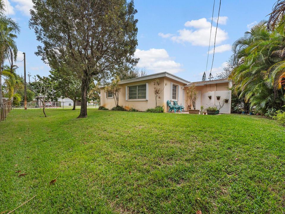 Recently Sold: $630,000 (3 beds, 2 baths, 1462 Square Feet)