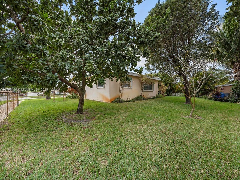 Recently Sold: $630,000 (3 beds, 2 baths, 1462 Square Feet)