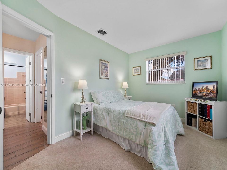 Recently Sold: $630,000 (3 beds, 2 baths, 1462 Square Feet)