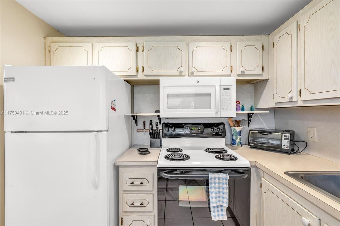 待售: $114,000 (2 贝兹, 1 浴室, 828 平方英尺)