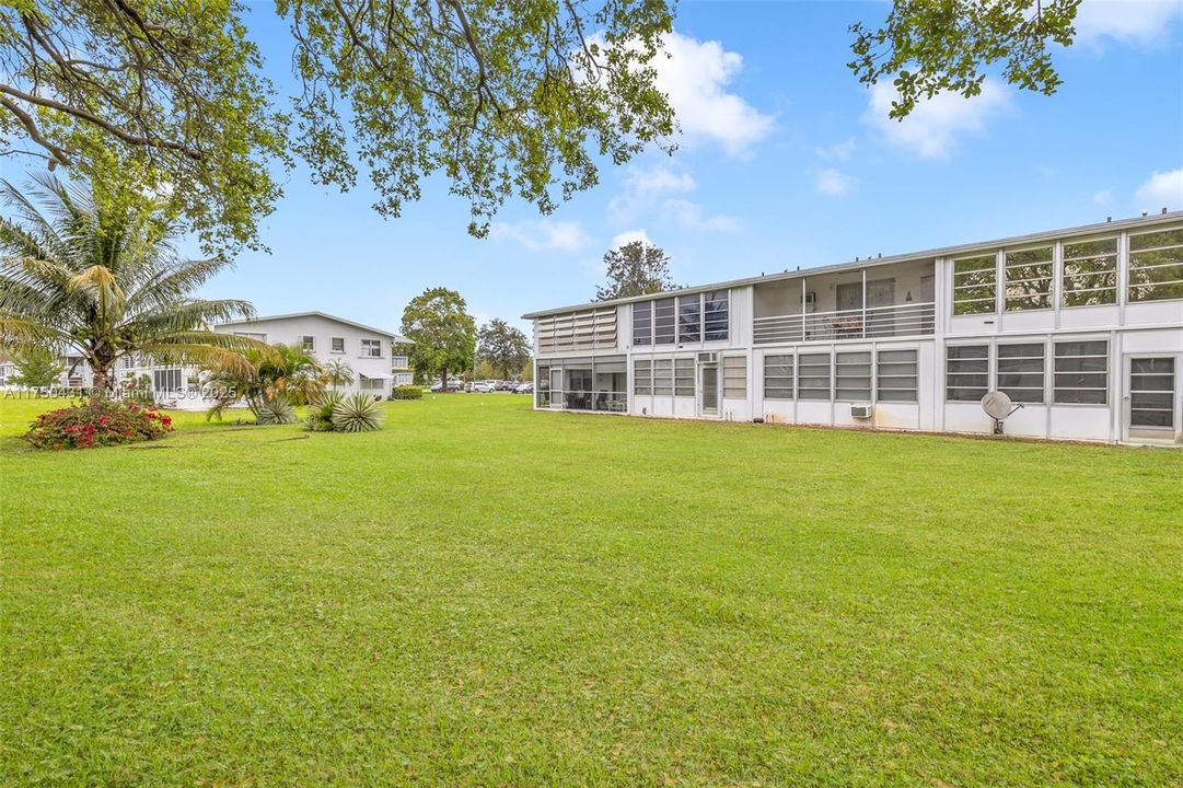 待售: $114,000 (2 贝兹, 1 浴室, 828 平方英尺)