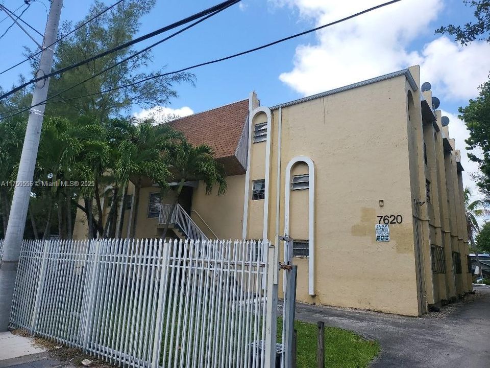 Active With Contract: $1,399 (1 beds, 1 baths, 650 Square Feet)