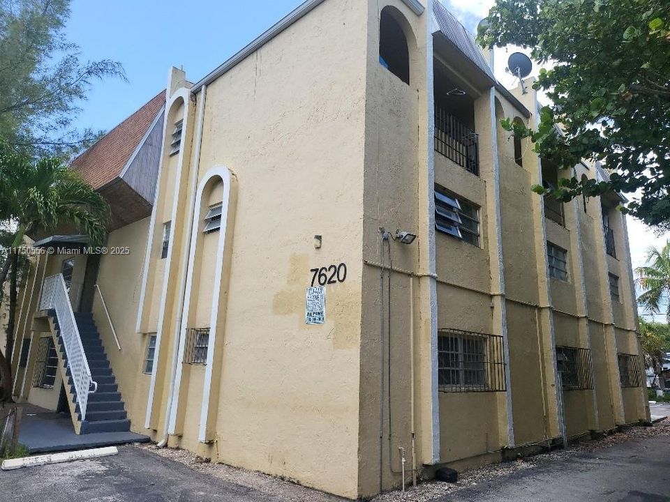 Active With Contract: $1,399 (1 beds, 1 baths, 650 Square Feet)