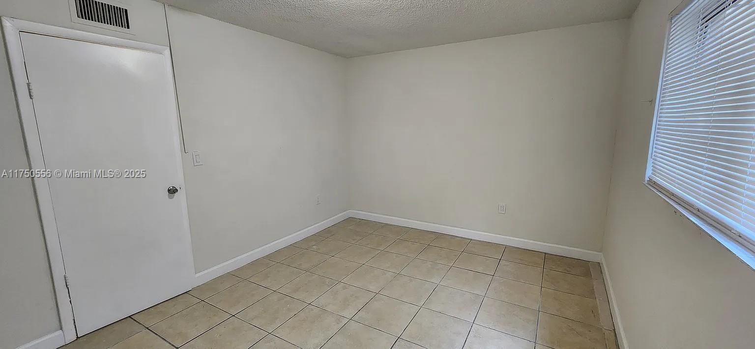 Active With Contract: $1,399 (1 beds, 1 baths, 650 Square Feet)