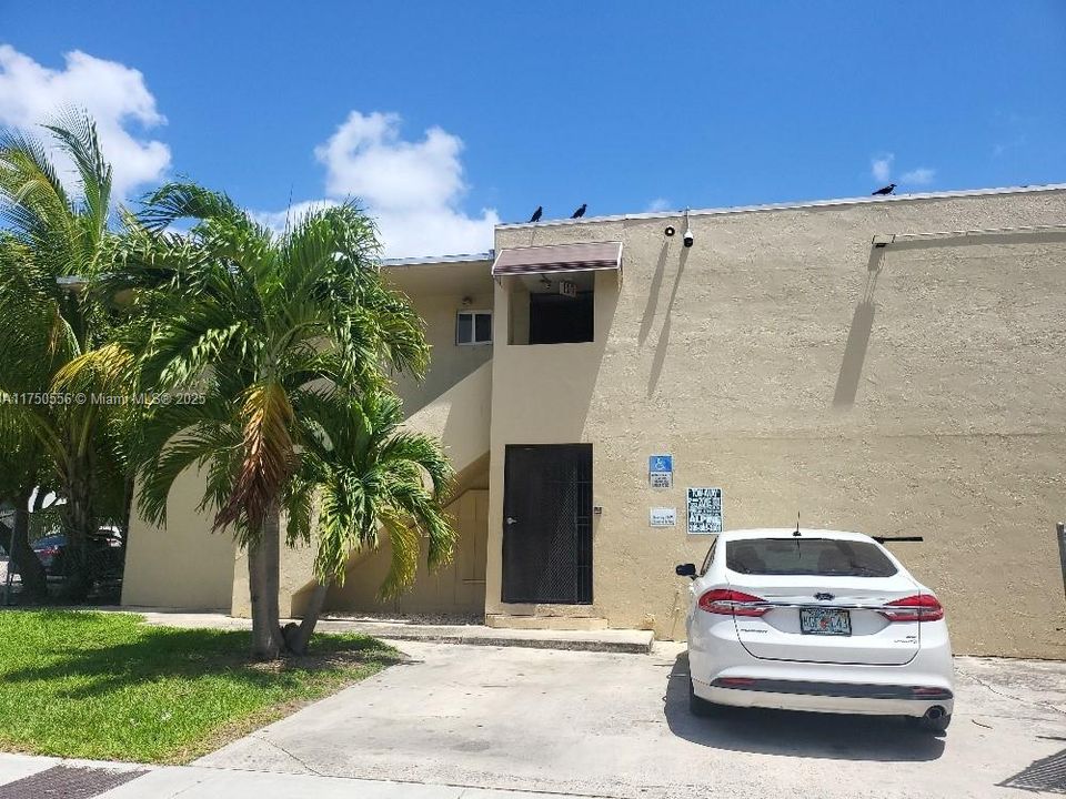 Active With Contract: $1,399 (1 beds, 1 baths, 650 Square Feet)