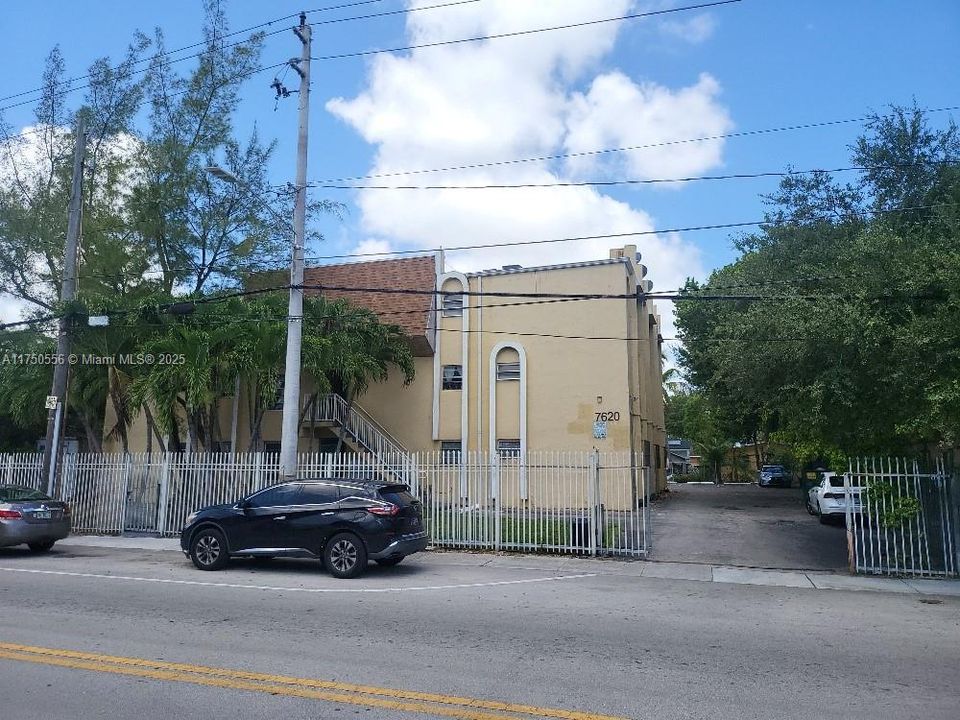 Active With Contract: $1,399 (1 beds, 1 baths, 650 Square Feet)