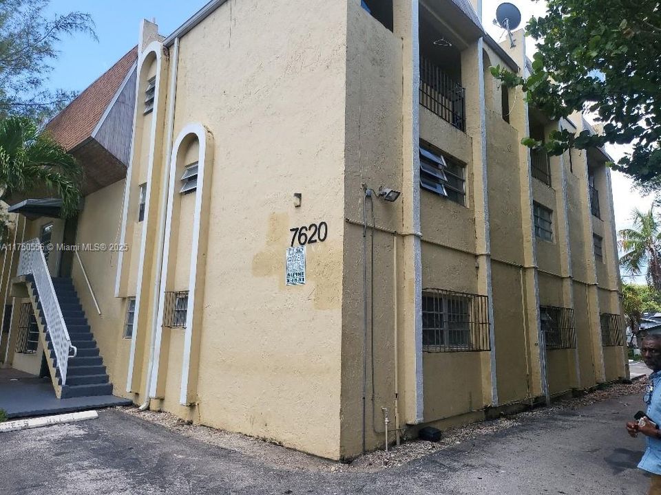 Active With Contract: $1,399 (1 beds, 1 baths, 650 Square Feet)