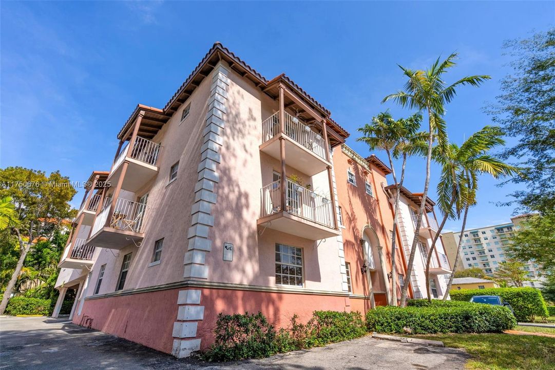 For Sale: $470,000 (2 beds, 2 baths, 950 Square Feet)