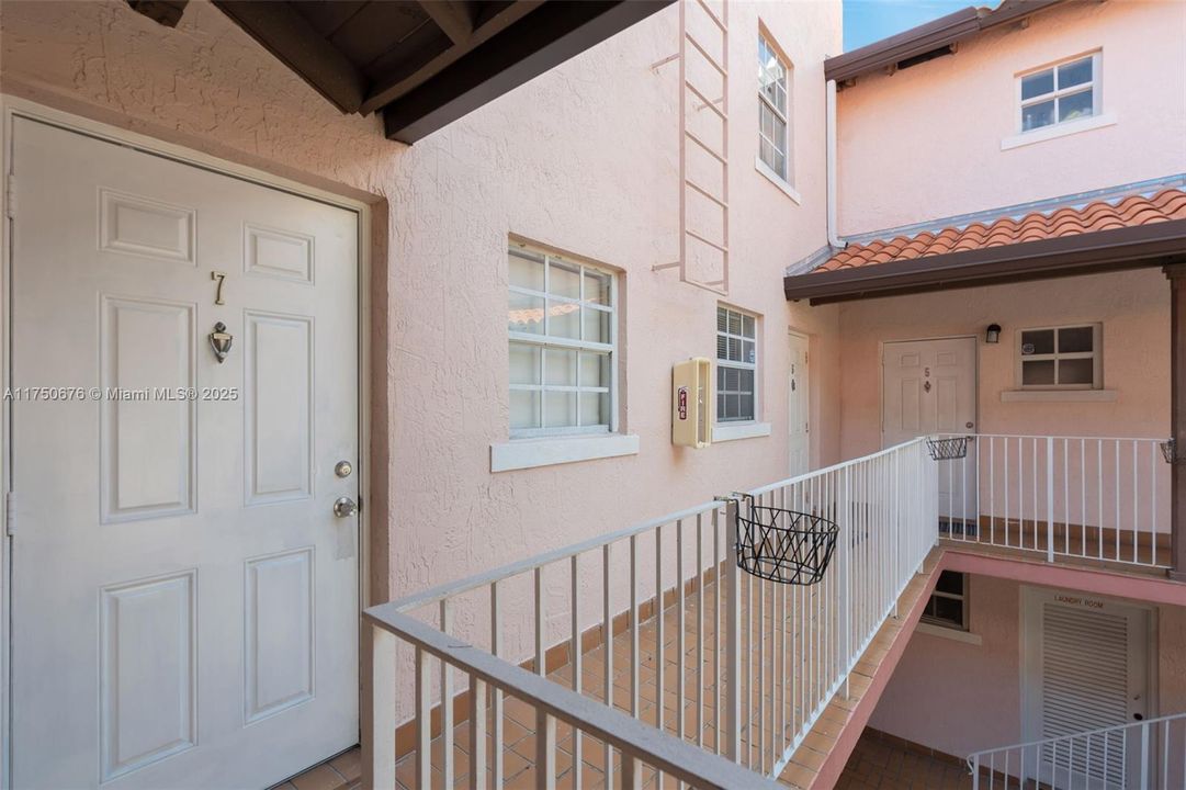 For Sale: $470,000 (2 beds, 2 baths, 950 Square Feet)