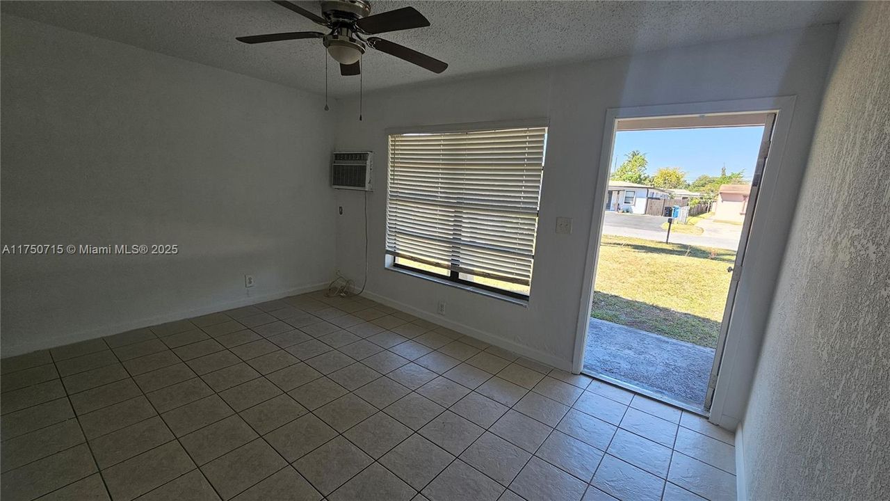 最近租的: $1,600 (2 贝兹, 1 浴室, 715 平方英尺)