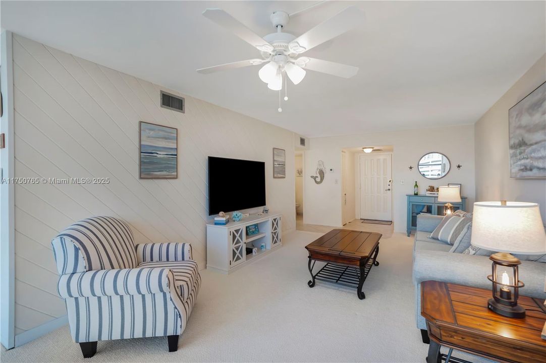 最近售出: $225,000 (1 贝兹, 1 浴室, 1075 平方英尺)