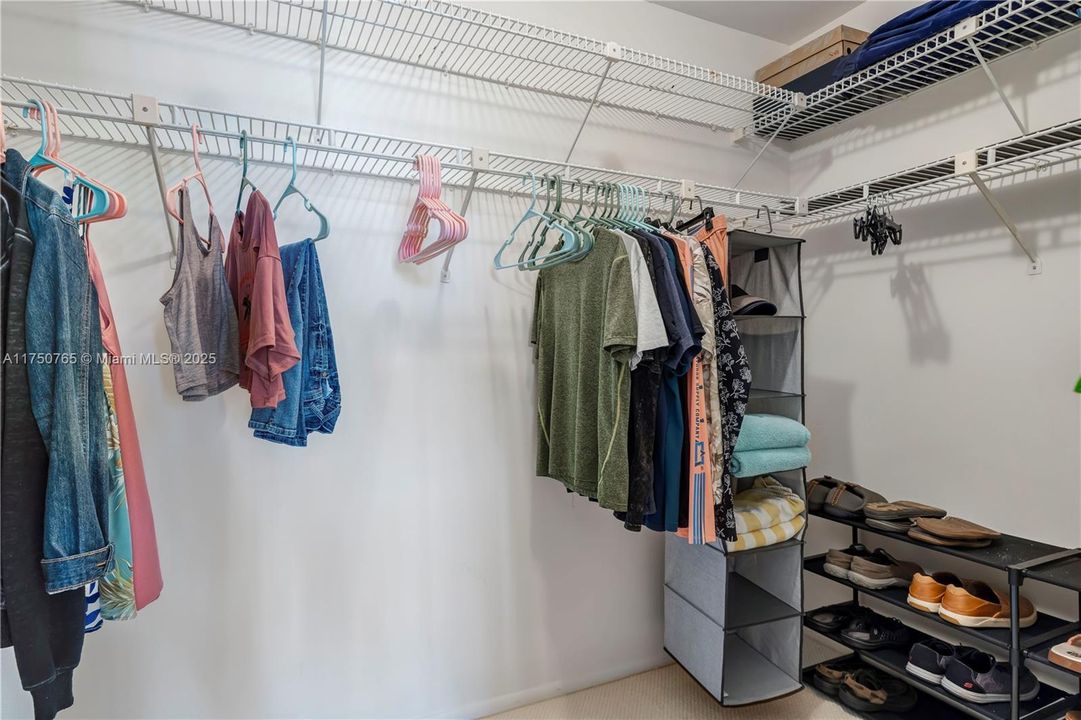 最近售出: $225,000 (1 贝兹, 1 浴室, 1075 平方英尺)