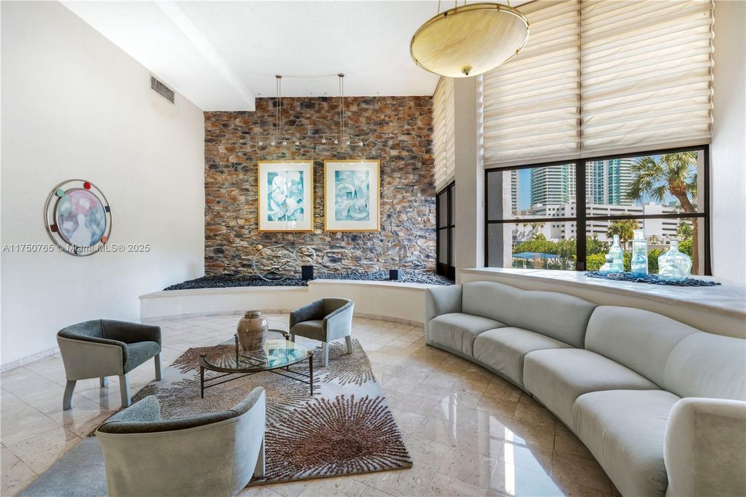 最近售出: $225,000 (1 贝兹, 1 浴室, 1075 平方英尺)