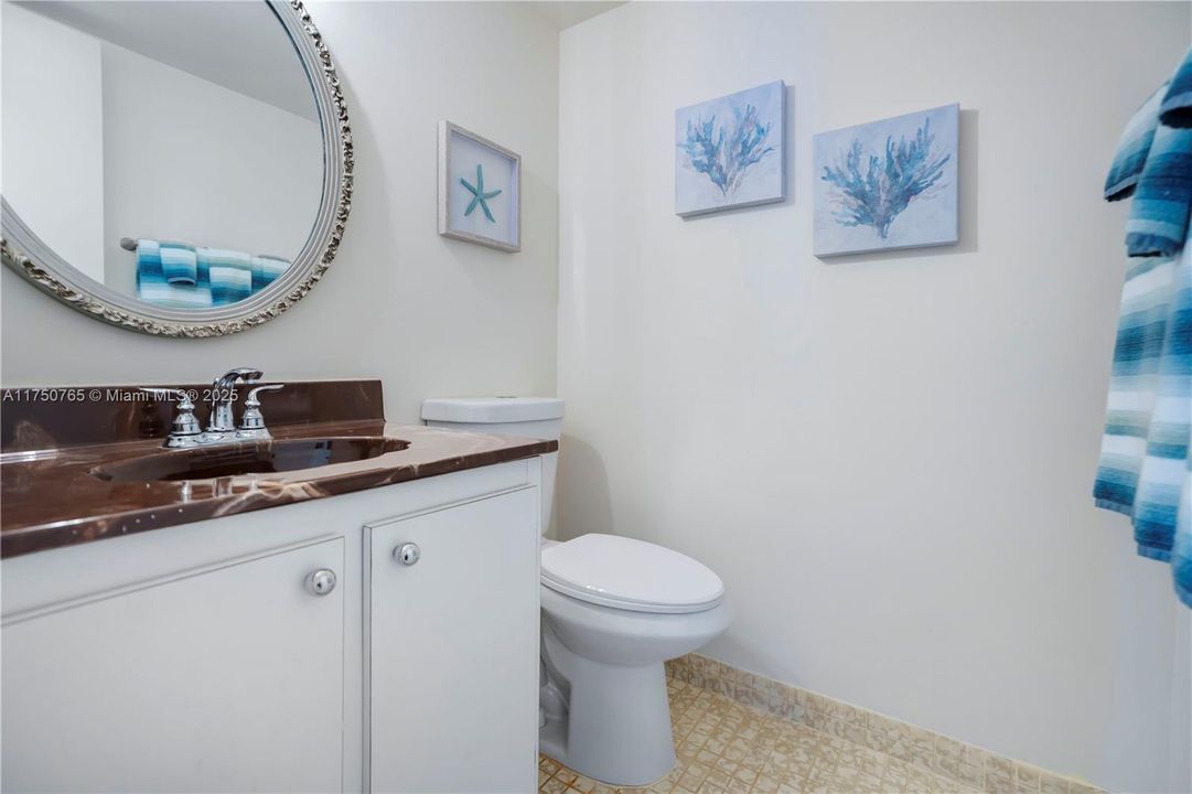 最近售出: $225,000 (1 贝兹, 1 浴室, 1075 平方英尺)