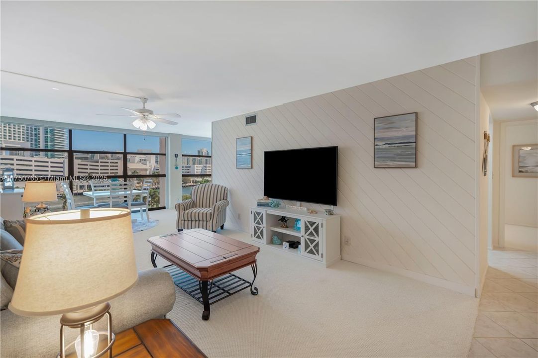 最近售出: $225,000 (1 贝兹, 1 浴室, 1075 平方英尺)