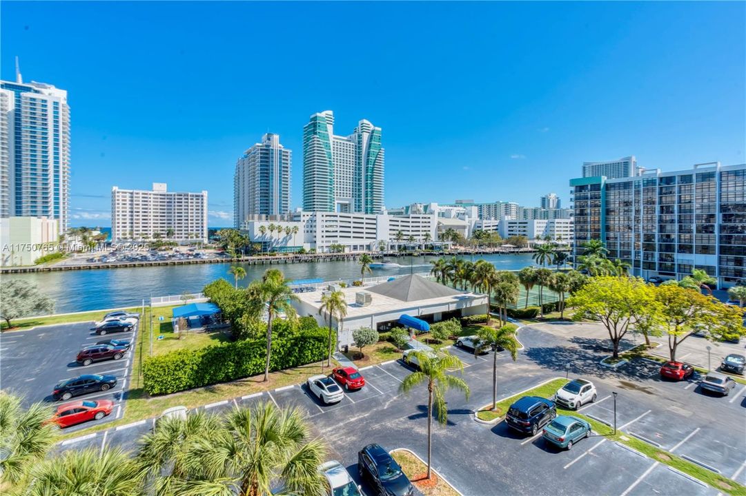 最近售出: $225,000 (1 贝兹, 1 浴室, 1075 平方英尺)