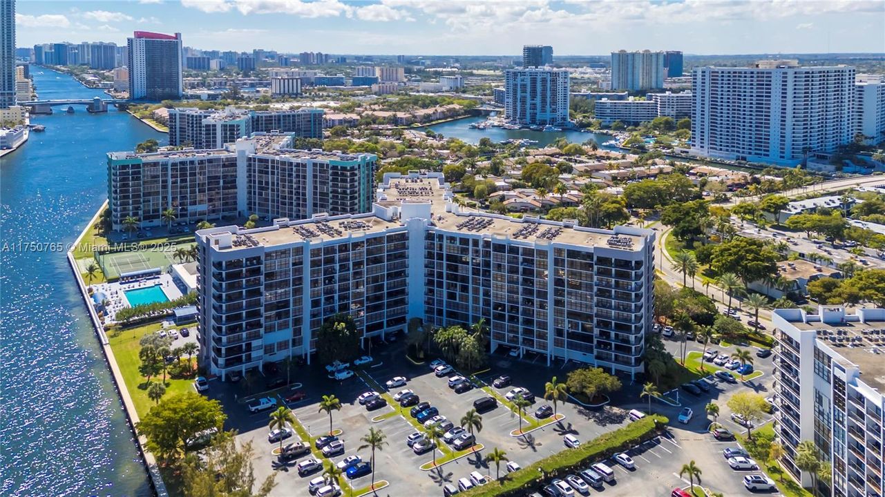 最近售出: $225,000 (1 贝兹, 1 浴室, 1075 平方英尺)