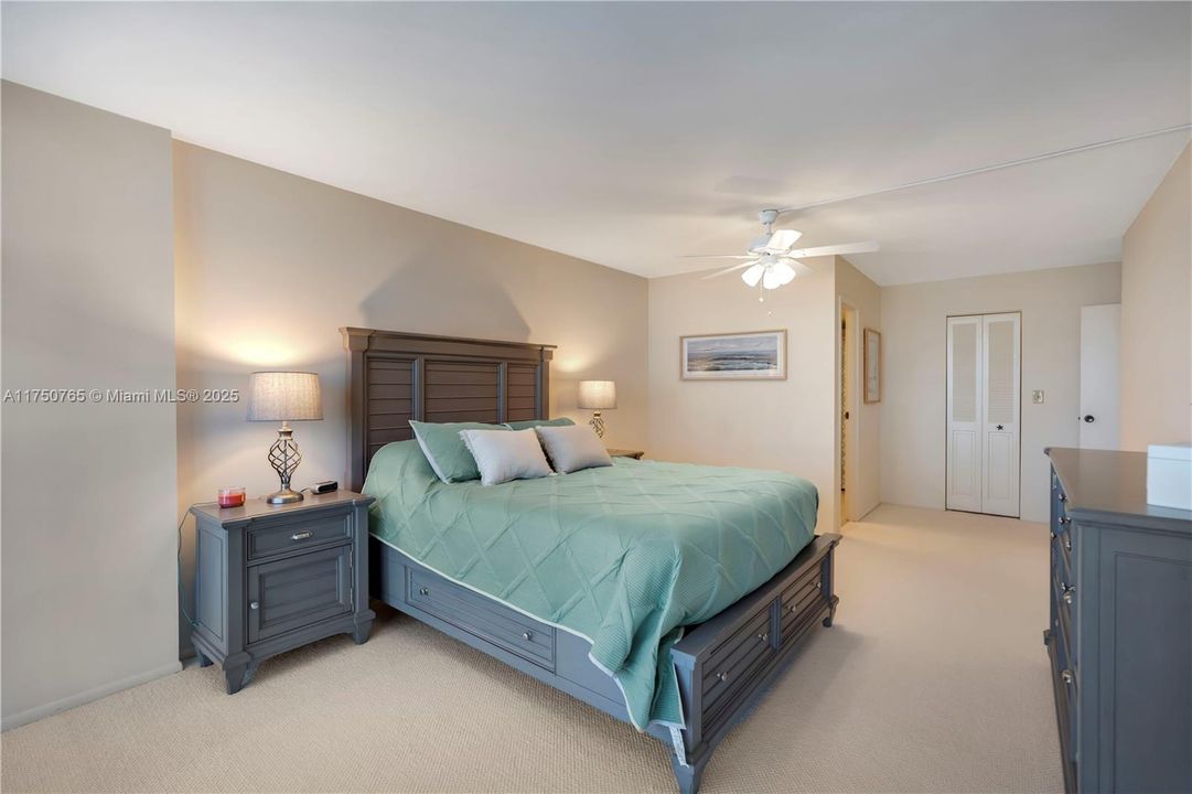 最近售出: $225,000 (1 贝兹, 1 浴室, 1075 平方英尺)