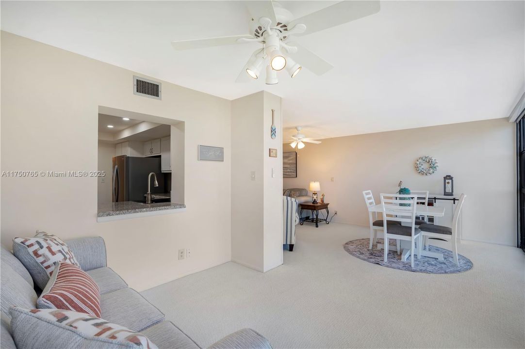 最近售出: $225,000 (1 贝兹, 1 浴室, 1075 平方英尺)