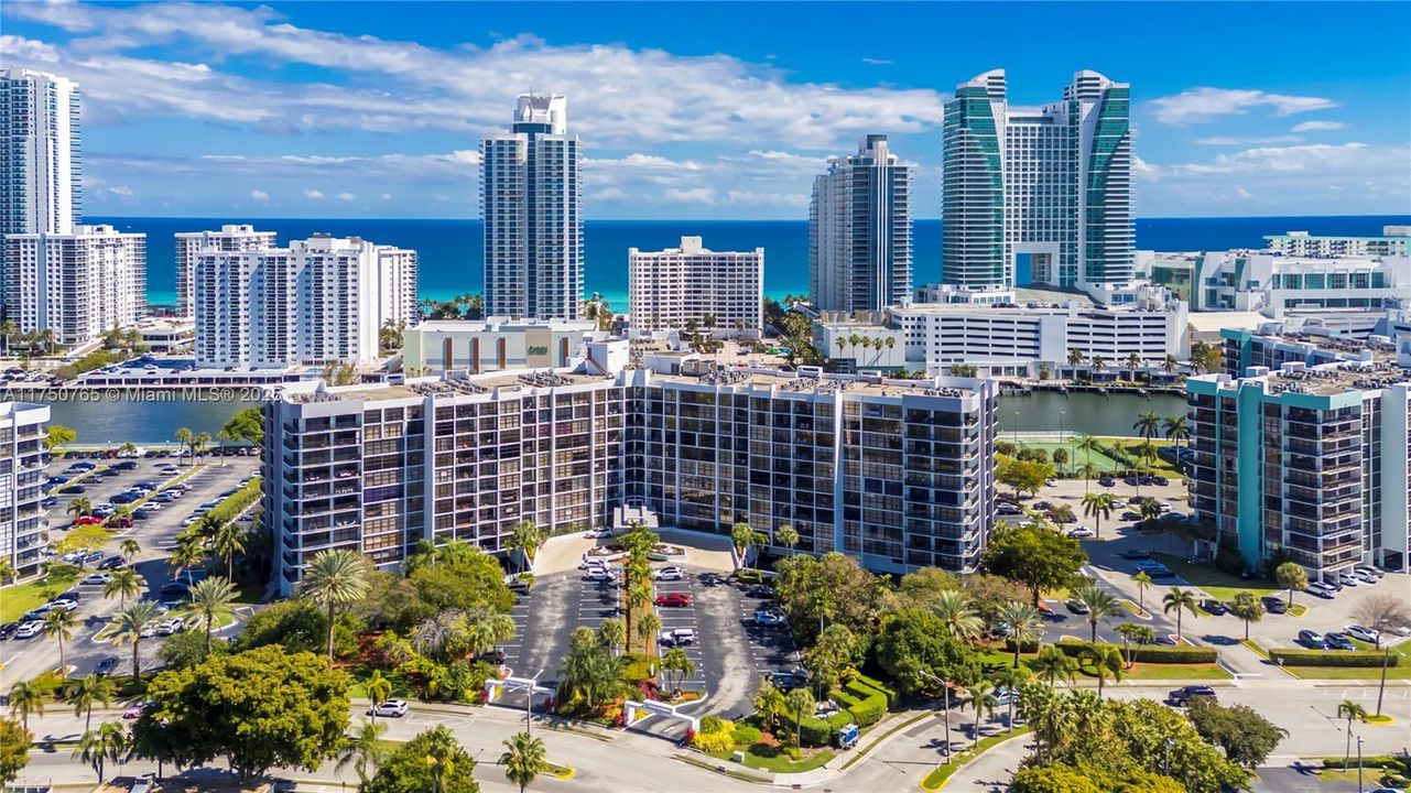 最近售出: $225,000 (1 贝兹, 1 浴室, 1075 平方英尺)