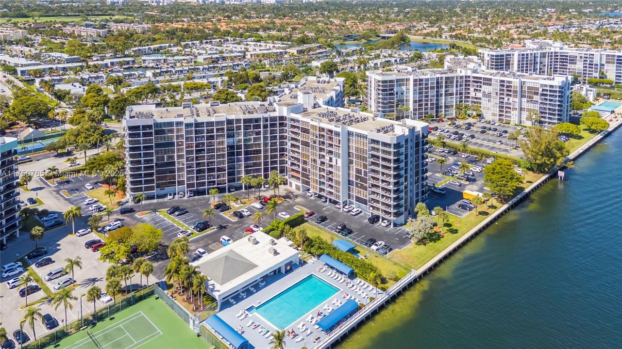 最近售出: $225,000 (1 贝兹, 1 浴室, 1075 平方英尺)