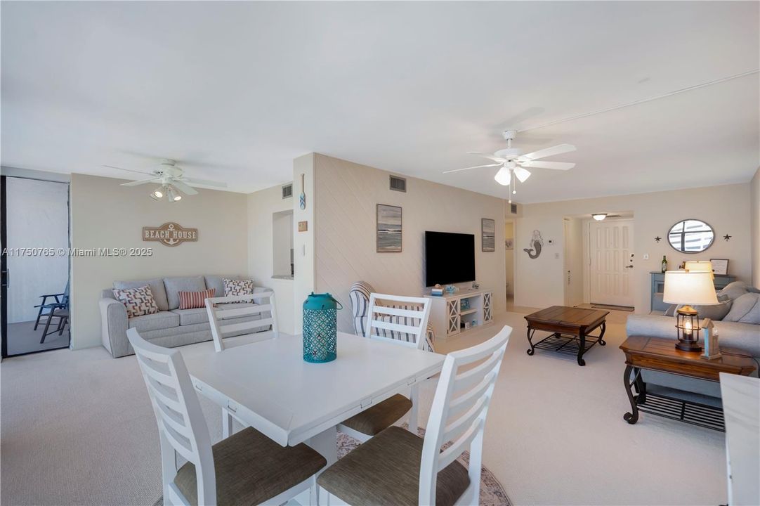 最近售出: $225,000 (1 贝兹, 1 浴室, 1075 平方英尺)