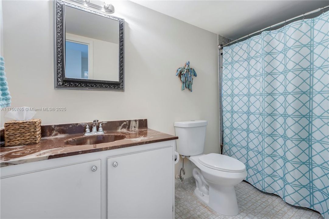 最近售出: $225,000 (1 贝兹, 1 浴室, 1075 平方英尺)