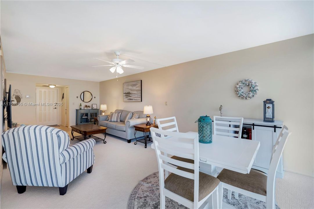 最近售出: $225,000 (1 贝兹, 1 浴室, 1075 平方英尺)