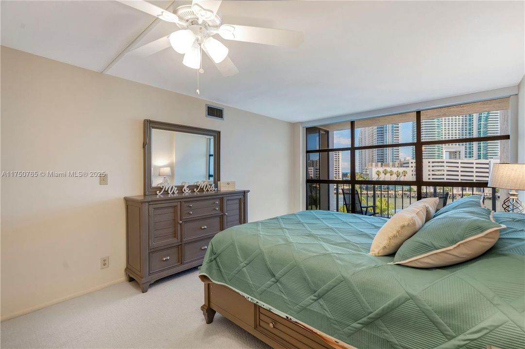 最近售出: $225,000 (1 贝兹, 1 浴室, 1075 平方英尺)