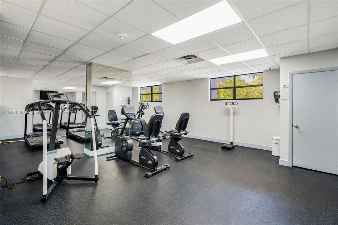 最近售出: $225,000 (1 贝兹, 1 浴室, 1075 平方英尺)