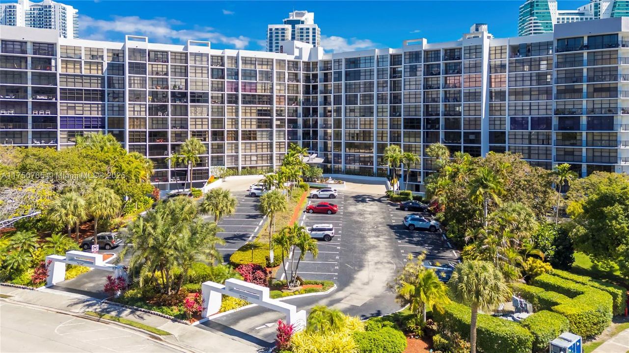 最近售出: $225,000 (1 贝兹, 1 浴室, 1075 平方英尺)