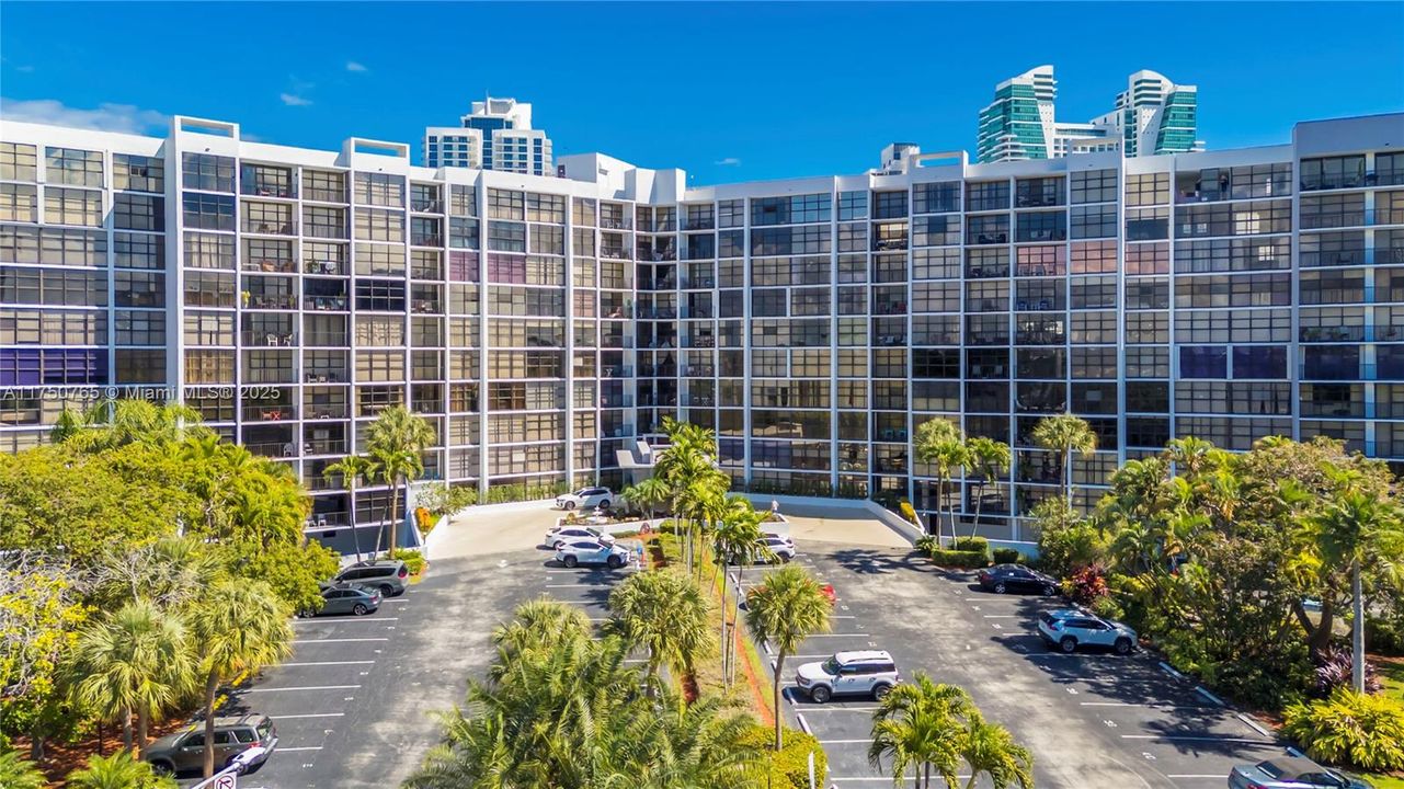 最近售出: $225,000 (1 贝兹, 1 浴室, 1075 平方英尺)