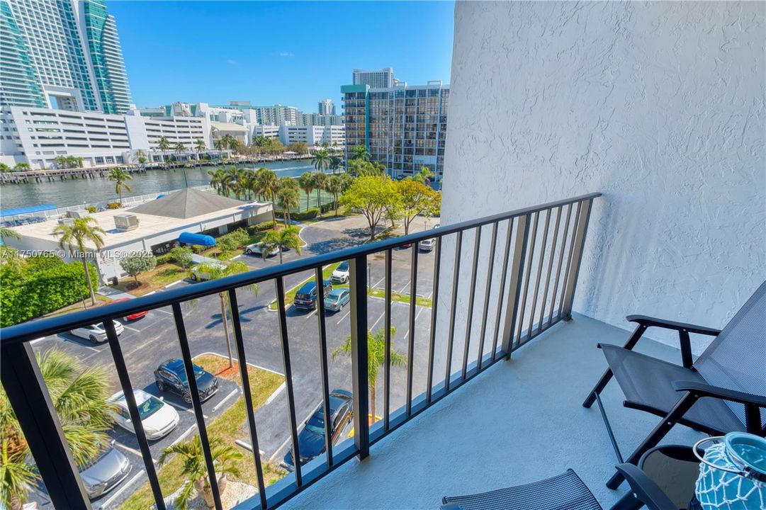 最近售出: $225,000 (1 贝兹, 1 浴室, 1075 平方英尺)