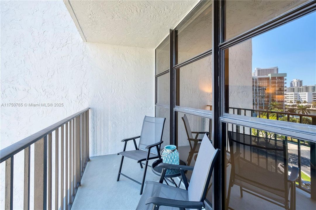 最近售出: $225,000 (1 贝兹, 1 浴室, 1075 平方英尺)