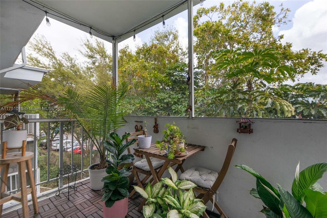 For Sale: $130,000 (1 beds, 1 baths, 710 Square Feet)