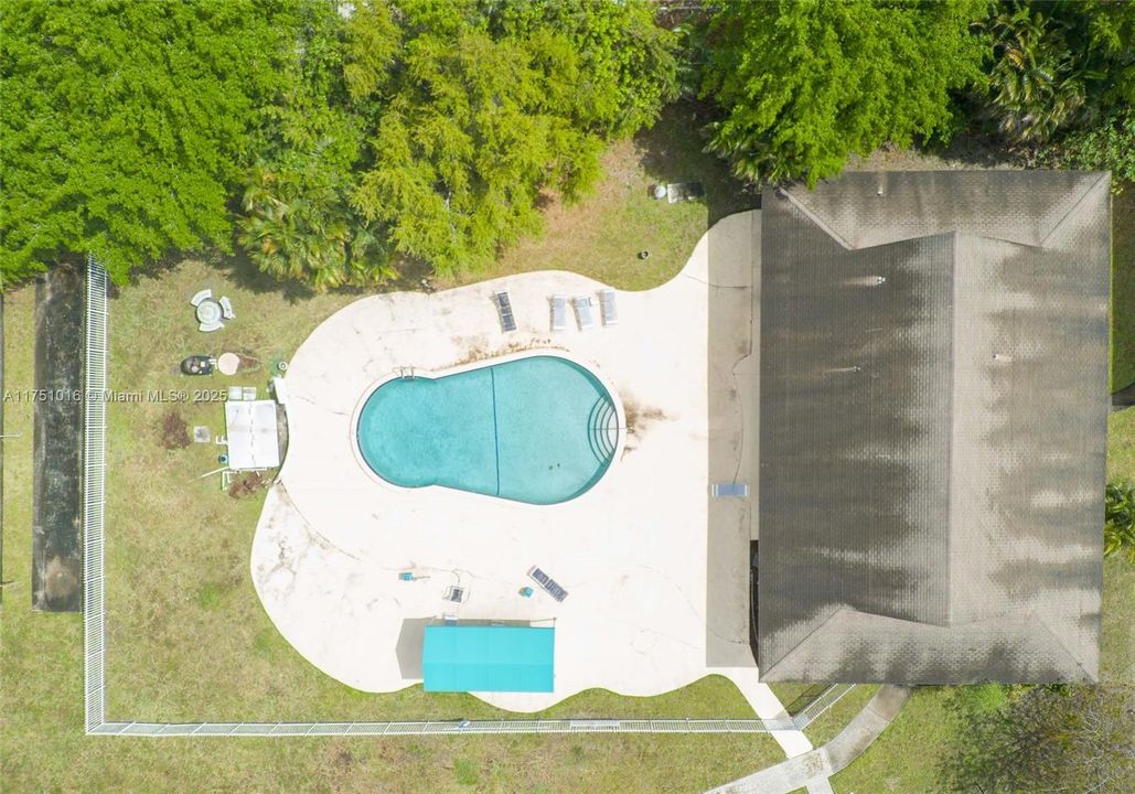 For Sale: $130,000 (1 beds, 1 baths, 710 Square Feet)