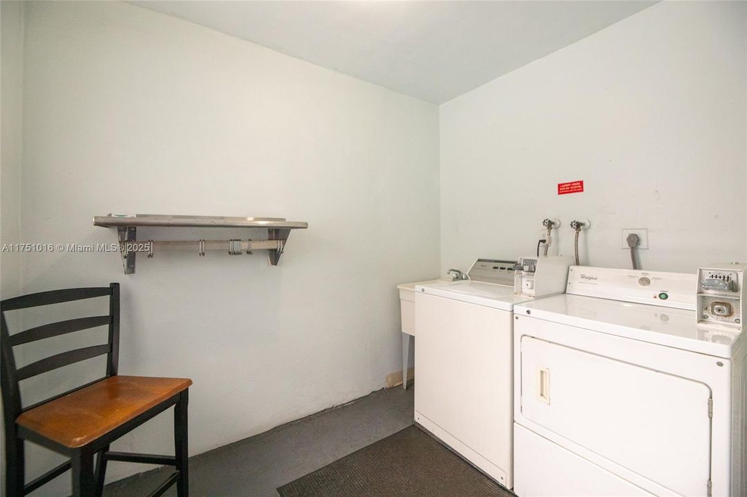 For Sale: $130,000 (1 beds, 1 baths, 710 Square Feet)