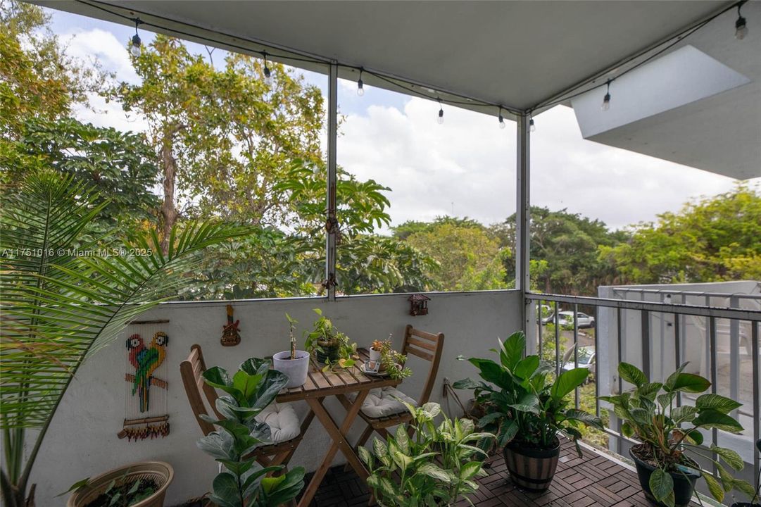 For Sale: $130,000 (1 beds, 1 baths, 710 Square Feet)