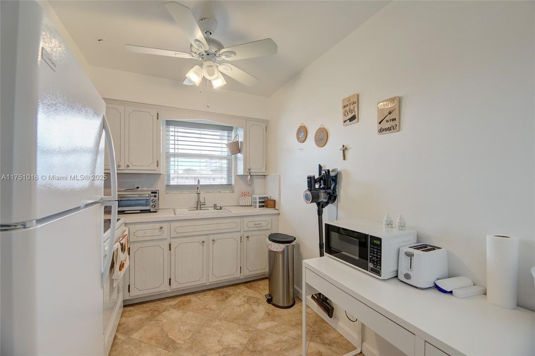 For Sale: $130,000 (1 beds, 1 baths, 710 Square Feet)