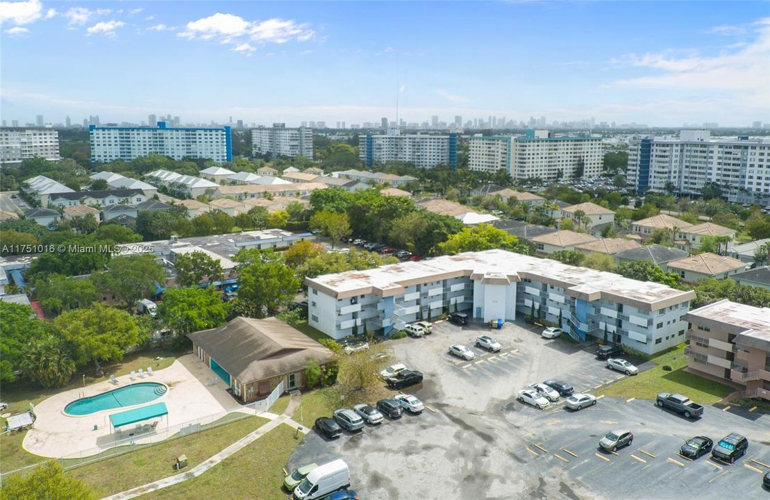 For Sale: $130,000 (1 beds, 1 baths, 710 Square Feet)