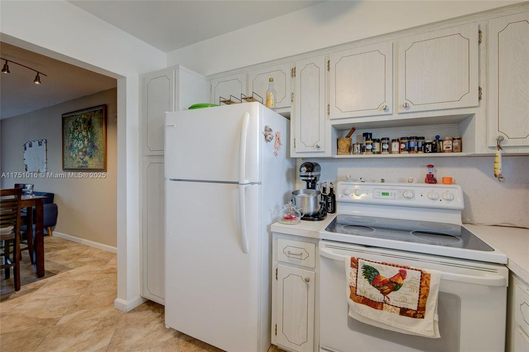 For Sale: $130,000 (1 beds, 1 baths, 710 Square Feet)